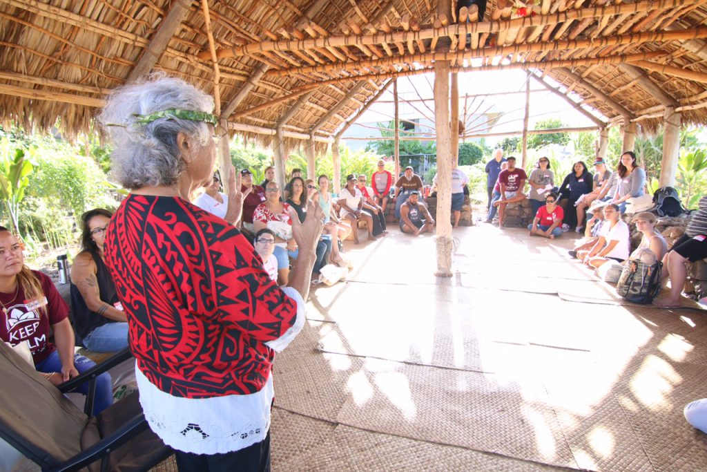 Aunty Lynette Paglinawan addresses participants at Pili ʻĀina day 