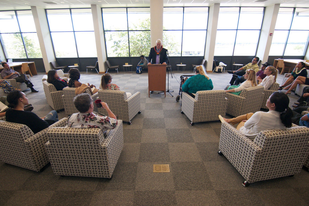Photo of Hawaii State Supreme Court Chief Justice Mark Recktenwald speaking to students in the library