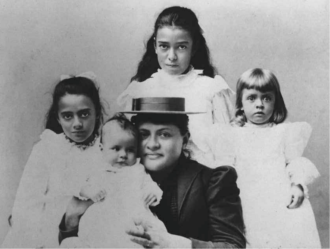 A picture of Abigail Campbell with her four children.