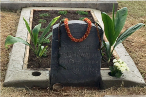 A picture of Joseph Kahahawai's grave and headstone.